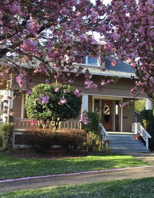 Southeast Portland Comfy & Eclectic Craftsman Home Exterior foto