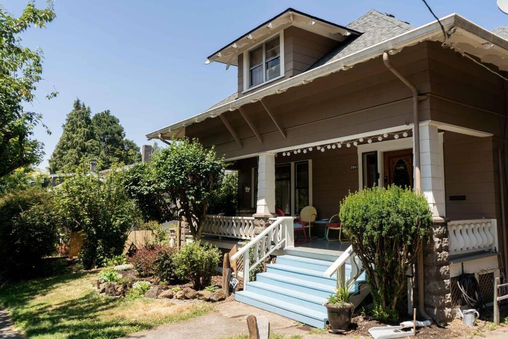 Southeast Portland Comfy & Eclectic Craftsman Home Exterior foto