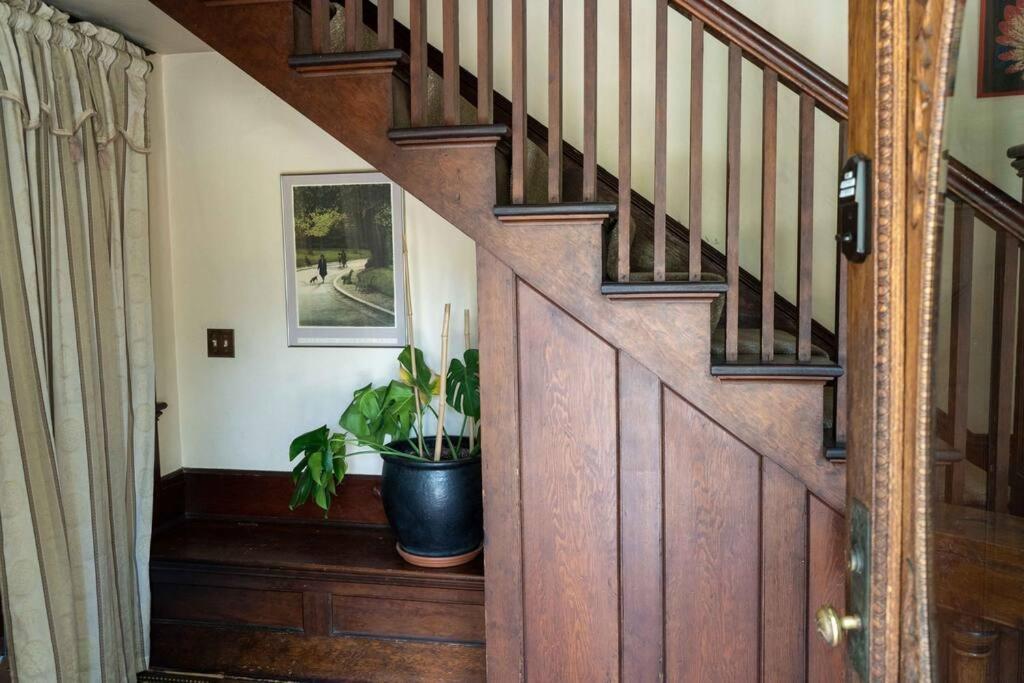 Southeast Portland Comfy & Eclectic Craftsman Home Exterior foto