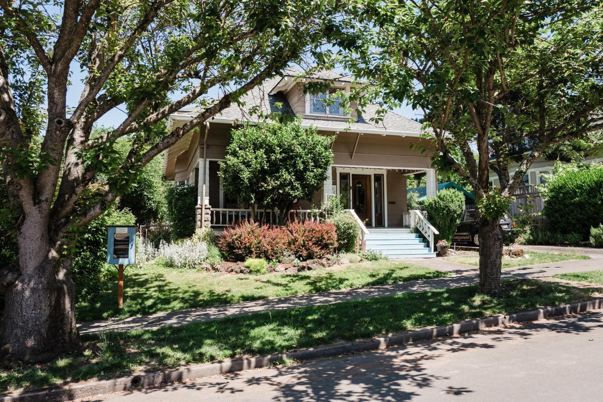 Southeast Portland Comfy & Eclectic Craftsman Home Exterior foto