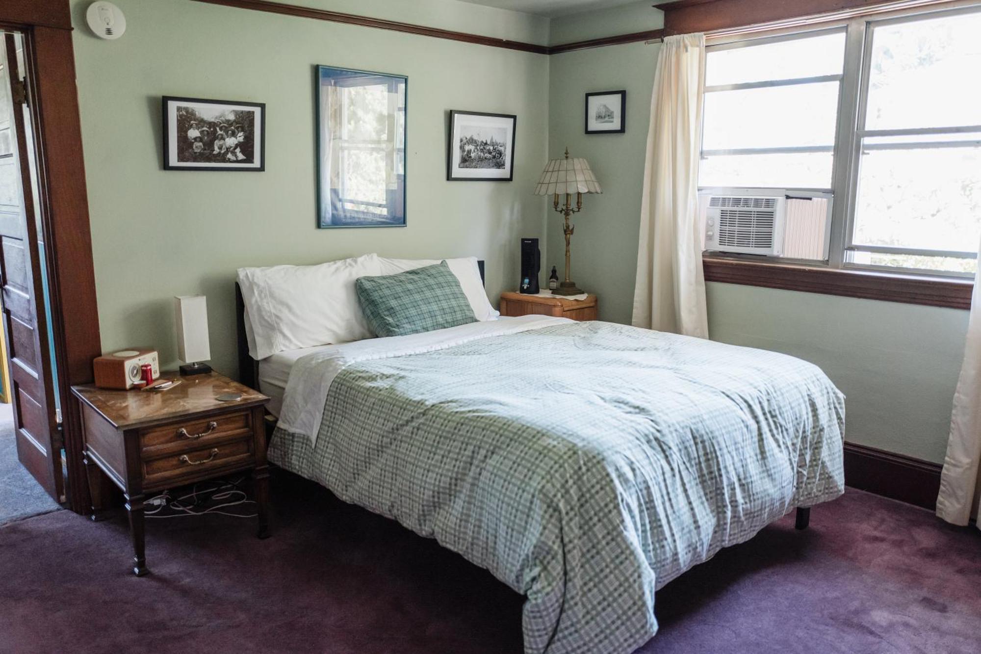 Southeast Portland Comfy & Eclectic Craftsman Home Exterior foto